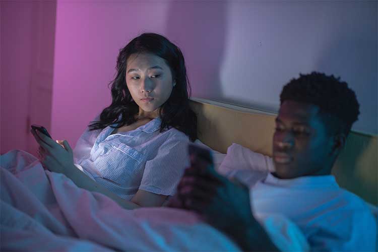 Exposure to blue light before bedtime disrupts sleeping and provokes digital eye strain.
