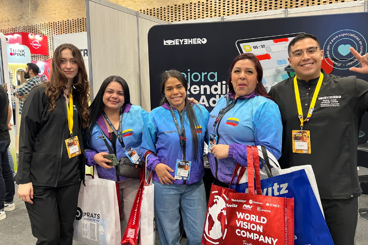 Congress attendees visiting the Eye Hero booth at Franja Visual 2026 in Bogotá, Colombia.